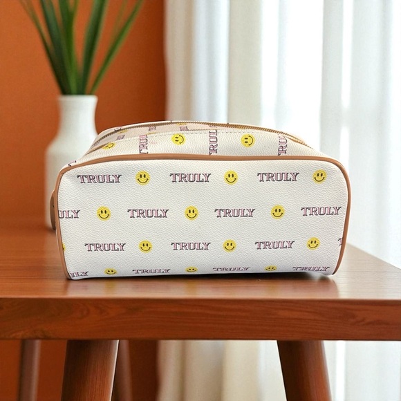 Truly Signature Vanity Case Smiley Face Double zipper and handle - Picture 2 of 4